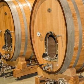 TerrasGauda's tweet photo. #TerrasGaudaEtiquetaNegra permanece en las #barricas de roble francés, en contacto con las #lías, durante cinco meses. La #crianza implica otros nueve meses y medio en los #fudres.
#GrupoVitivinícolaTerrasGauda #SomosTerrasGauda #TerrasGauda #RíasBaixaswines #winelovers https://t.co/Asx4hK4n4o