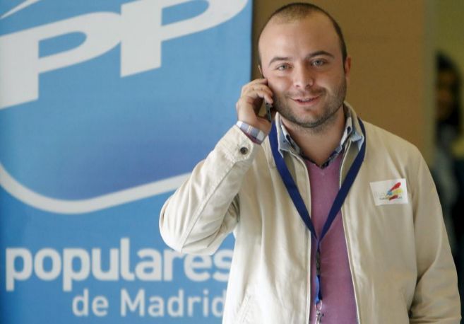 FonsiLoaiza's tweet photo. Se llama Ángel Carromero y es uno de los capos del PP de Casado detrás del espionaje a Ayuso. Es vicesecretario y director general de Alcaldía de Madrid. Está condenado por homicidio, conducía sin puntos y había acumulado 42 multas de tráfico. Tiene un sueldo de 90.000€ anuales. https://t.co/ZlMcfXu2KZ