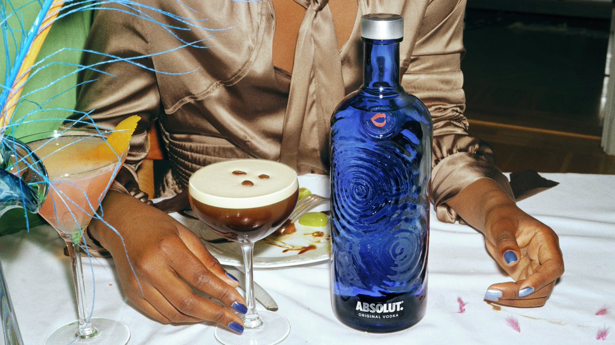 ABSOLUTUK's tweet image. It's #RandomActsofKindnessDay, and we've got just the limited edition bottle for the occasion 😉 QT &amp;amp; @ your fave who deserves some ❤️‍🔥, and we'll drop 20 #AbsolutVoices to 10 winners (1 for you, 1 for your fave)

GO GO GO!

UK 18+ only. T&amp;amp;C's apply.