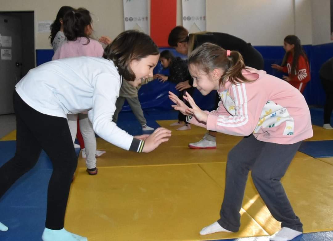 Balıkesir'in Karesi ilçesinde 'Yüzme Bilmeyen Kalmasın’ Projesi kapsamında yüzlerce çocuğa yüzme kursu verilmeye devam ediyor. Çocuklar ayrıca proje kapsamında çeşitli branşlarda da eğitim alıyor.
<a href="/BelediyeKaresi/">Karesi Belediyesi</a> <a href="/dorkan10/">Dinçer ORKAN</a>