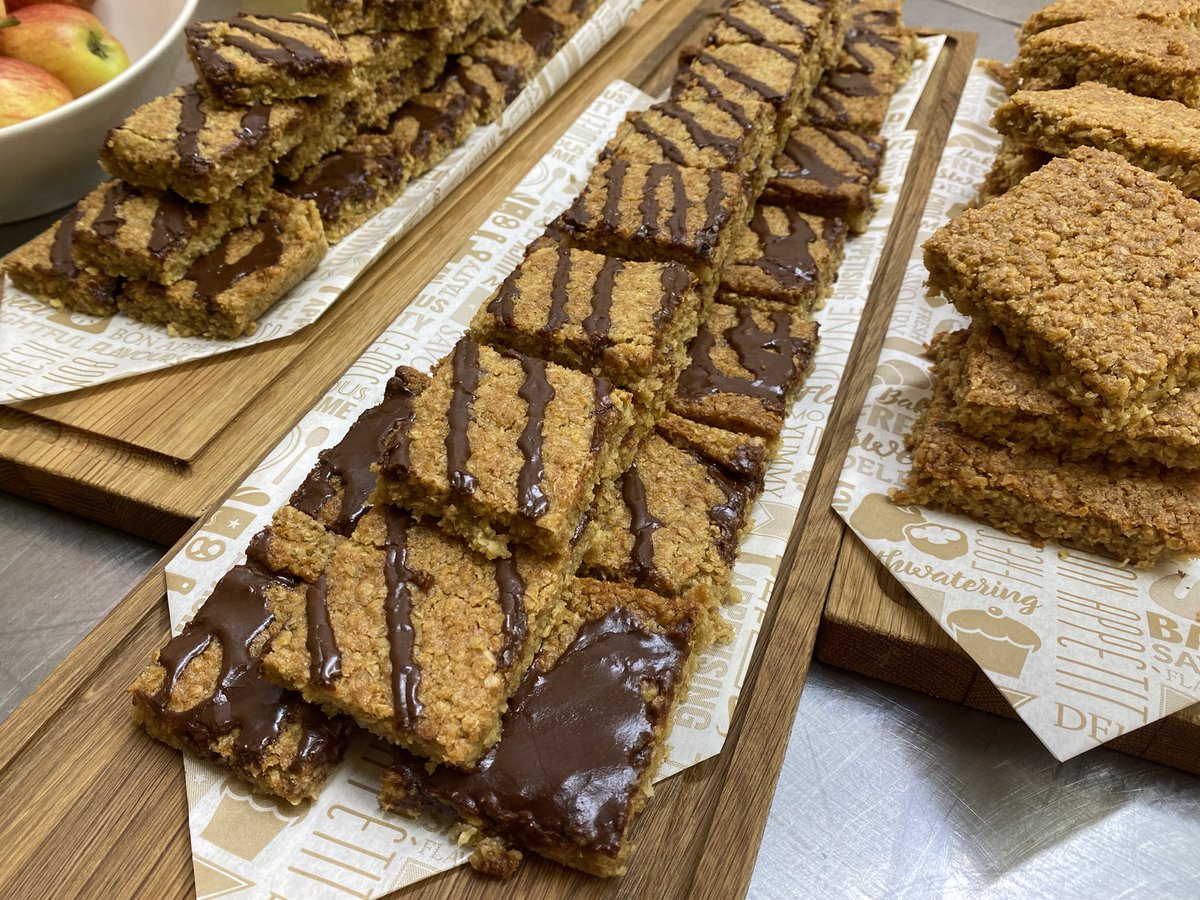 Jemma’s chocolate flapjack today!! Yum yum😁😁<a href="/mellorscatering/">Mellors Catering Services</a> <a href="/DBNutrition_/">Danielle Watkins BSc (Hons) RPHNtr</a> <a href="/SashaWa55340819/">Sasha Walters</a> <a href="/jem/">Jem</a>
