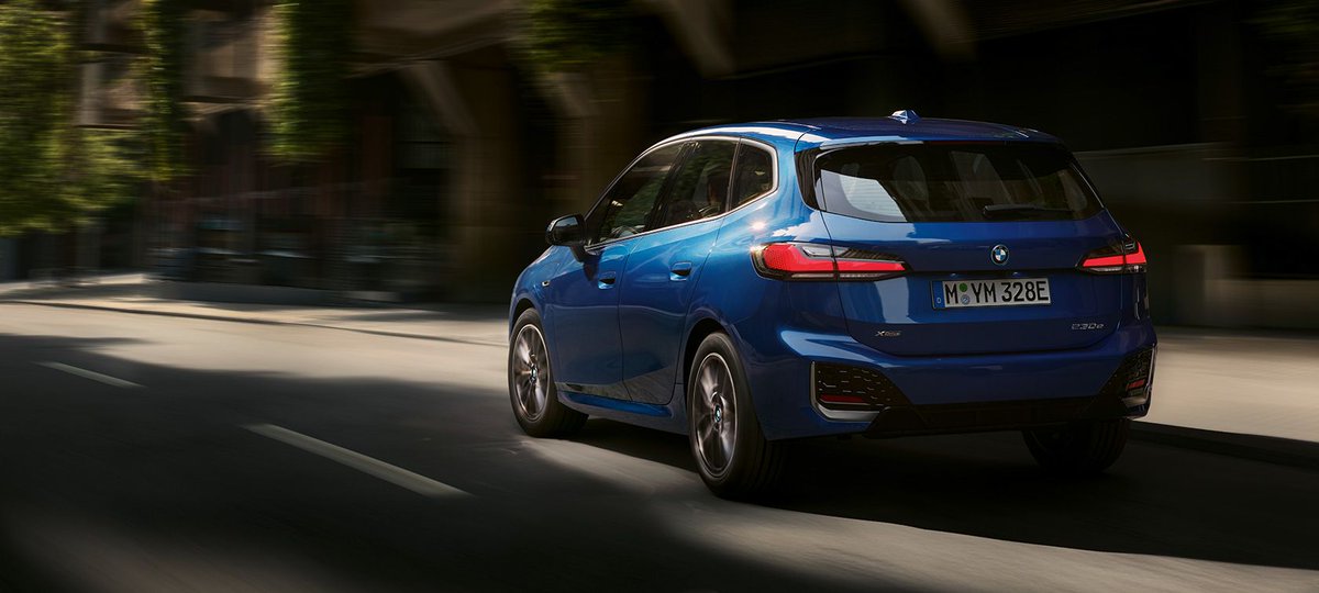 Potpuno novi BMW Serije 2 Active Tourer nudi visokokvalitetni paket standardne opreme i tipičan BMW užitak u vožnji do 326 KS*. S prtljažnim prostorom do 1.455 litara, kao i efikasnom jedinicom pogona, savremenim dizajnom i vrhunskom tehničkom udobnošću: bit.ly/3GVpqYc