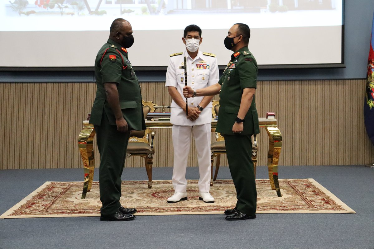 MAFSC_'s tweet photo. MAFSC Comdt

3 Jan 22, Main Auditorium PUSPAHANAS Putrajaya, Handing Over and Taking Over (HOTO) Ceremony of Commandant of Malaysian Armed Forces Staff College (MAFSC) between Brig Jen Dato' Hj Semaon bin Hj Marjuki and Brig Jen Hj Fazal bin Hj Abd Rahman https://t.co/ZriBZmgyUE