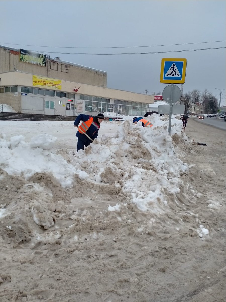 Очистка  от снега подхода к пешеходному переходу по улице Ленина, поселка Ленинский, сотрудниками "МКУ Сервисный центр города Тулы"