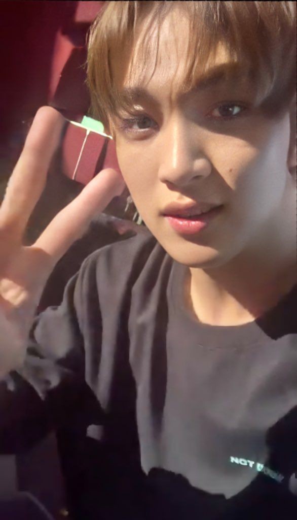 honey skin + plumpy pink lips🥺 beautiful haechan.