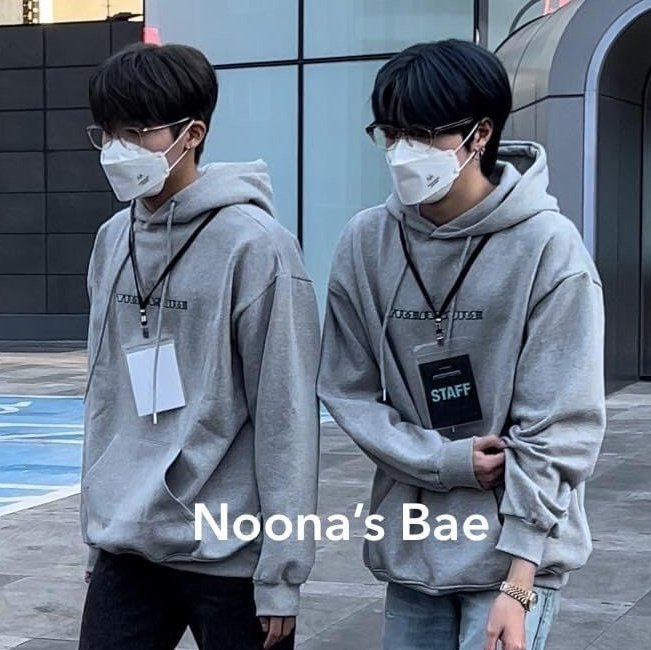 treasuremenfess's tweet photo. TWINS!!!!! AAAA MANA SAMA SAMA KACAMATAAN😭🥺 Adek udah gede yaaa, mana tinggi banget!

Teume! https://t.co/VcUnxXPqia