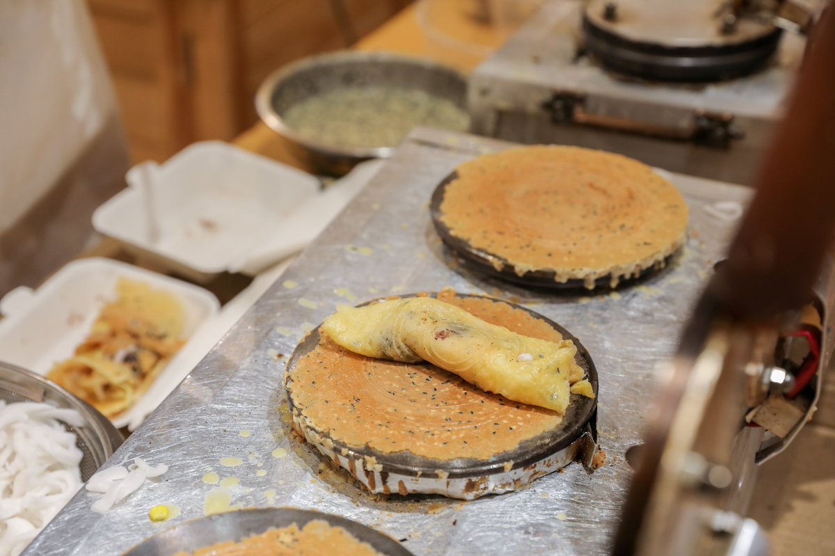 centralwOrld's tweet photo. ร้านขนมบ้าบิ่นที่ #อร่อยสมคำร่ำลือ
✨ มีทั้งขนมบ้าบิ่น ทองม้วนสด ทองม้วนบ้าบิ่น ทองม้วนกรอบห่อทองม้วนสด และ ทองม้วนกรอบ มีไส้กล้วยหอม ลำไย มะพร้าว ช็อกโกแลต
📍จริงใจมาร์เก็ต ชั้น 1 โซน Hug Thai
#centralwOrld
#centralfoodwOrld #Jingjaimarket #HugThai #HugThaiZone https://t.co/gFus2vnvF9
