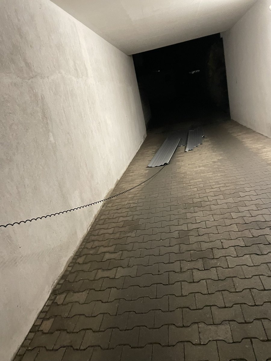 Denez1's tweet photo. @SepPietsmiet Bei uns hat’s das Tor zum Garagenhof in Einzelteile zerlegt 😬 https://t.co/DzPDXpelhz