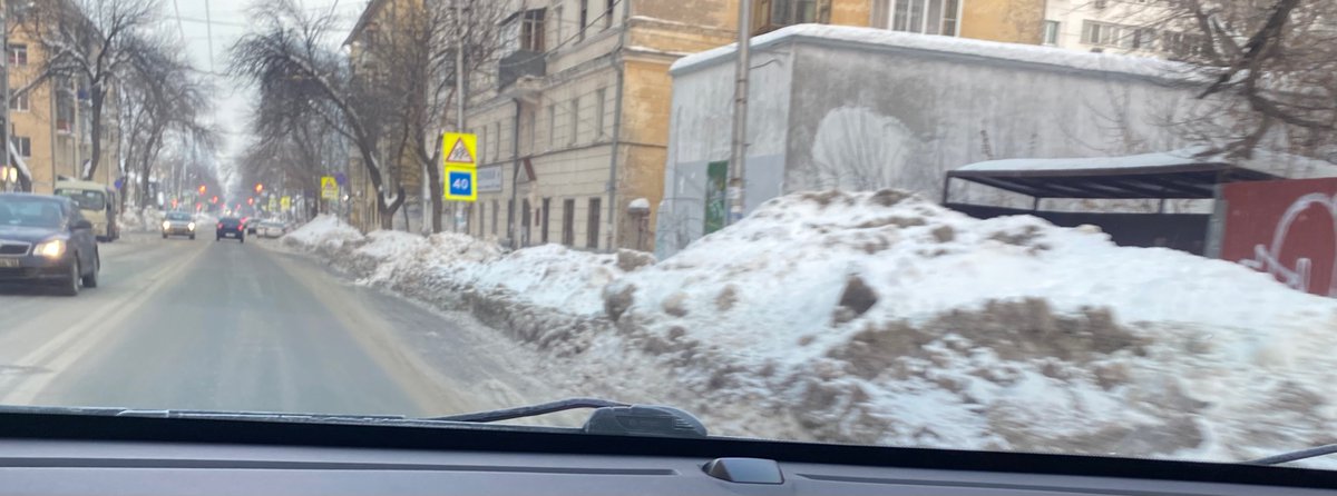 olaol11's tweet photo. У губернского рынка уже выше человеческого роста скоро будут горы, все дороги стали 1,5 полосные https://t.co/duiS10wCya