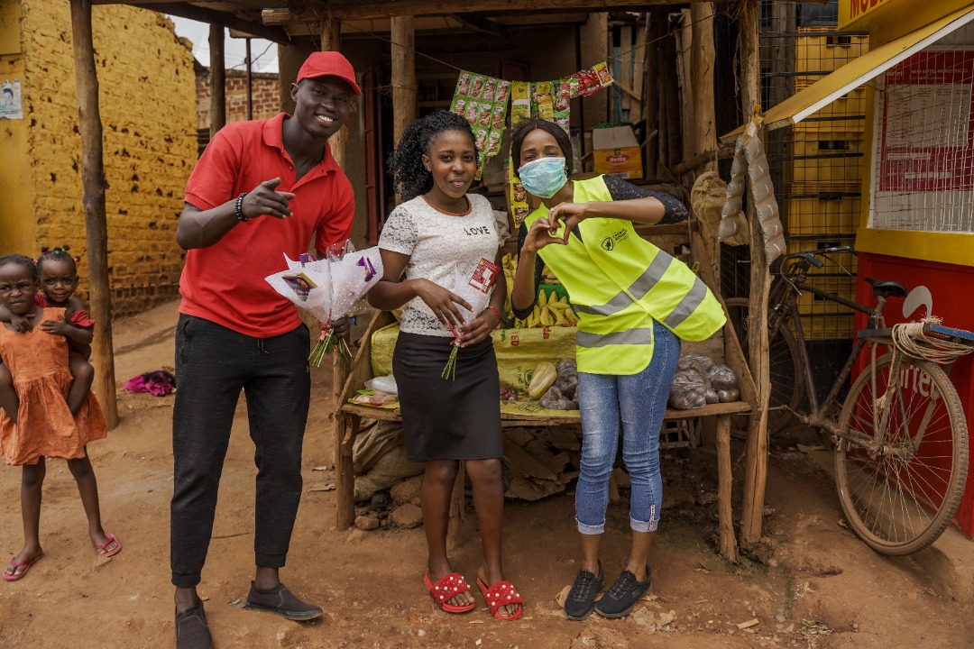 kyaddalaitsreal's tweet photo. Love is a good feeling, & expressing it in a healthy and safe way only makes it feel better
Check out a #KyaddalaCast member spreading love to the people in Acholi Quarters at their places of work and residence through sharing a #SafeLoveUG bouquet, backed by a small health tip https://t.co/dPsACItr4X