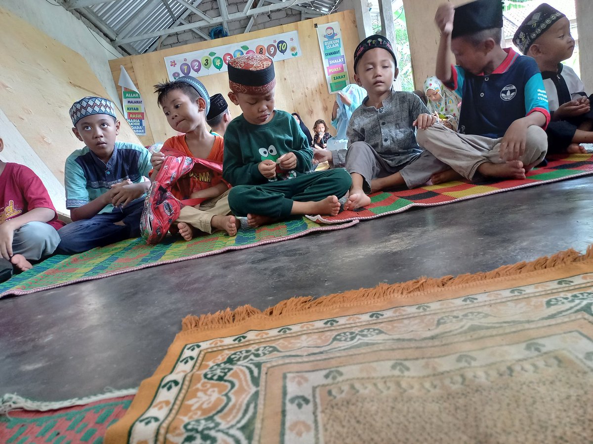 mari_peduli's tweet photo. Walopun panas meteka mash semangat untuk belajar alqur'an https://t.co/gXRTtQaqgD