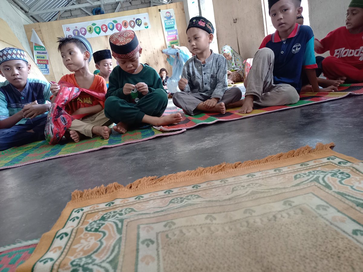 mari_peduli's tweet photo. Walopun panas meteka mash semangat untuk belajar alqur'an https://t.co/gXRTtQaqgD