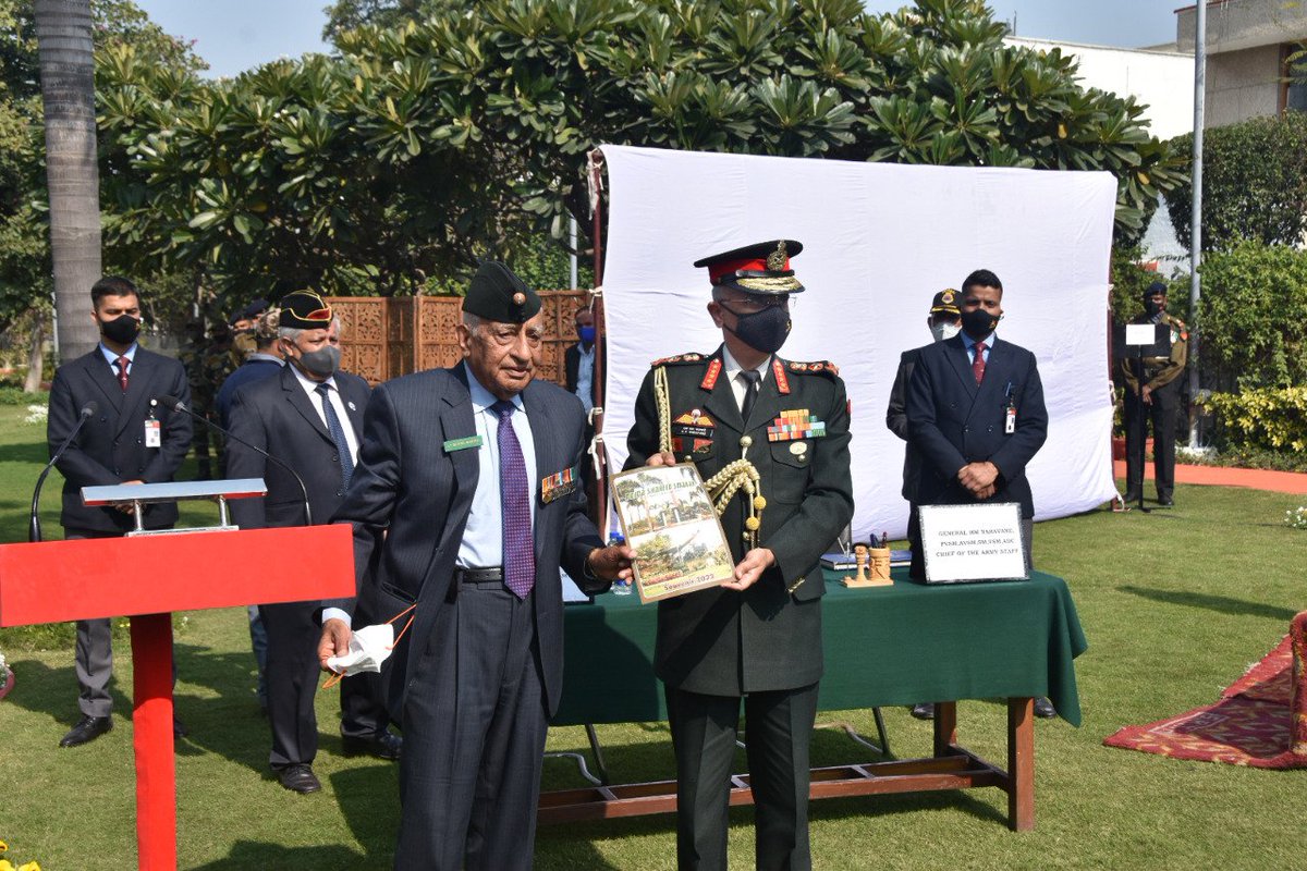 adgpi's tweet photo. General MM Naravane #COAS laid a wreath at 'Noida Shaheed Smarak' in remembrance of the #Bravehearts who laid down their lives for the Nation. During the annual event, #COAS also released the "Noida Shaheed Smarak Souvenir 2022” &amp; interacted with esteemed #Veterans.

 #IndianArmy https://t.co/1Wq1JLURRv