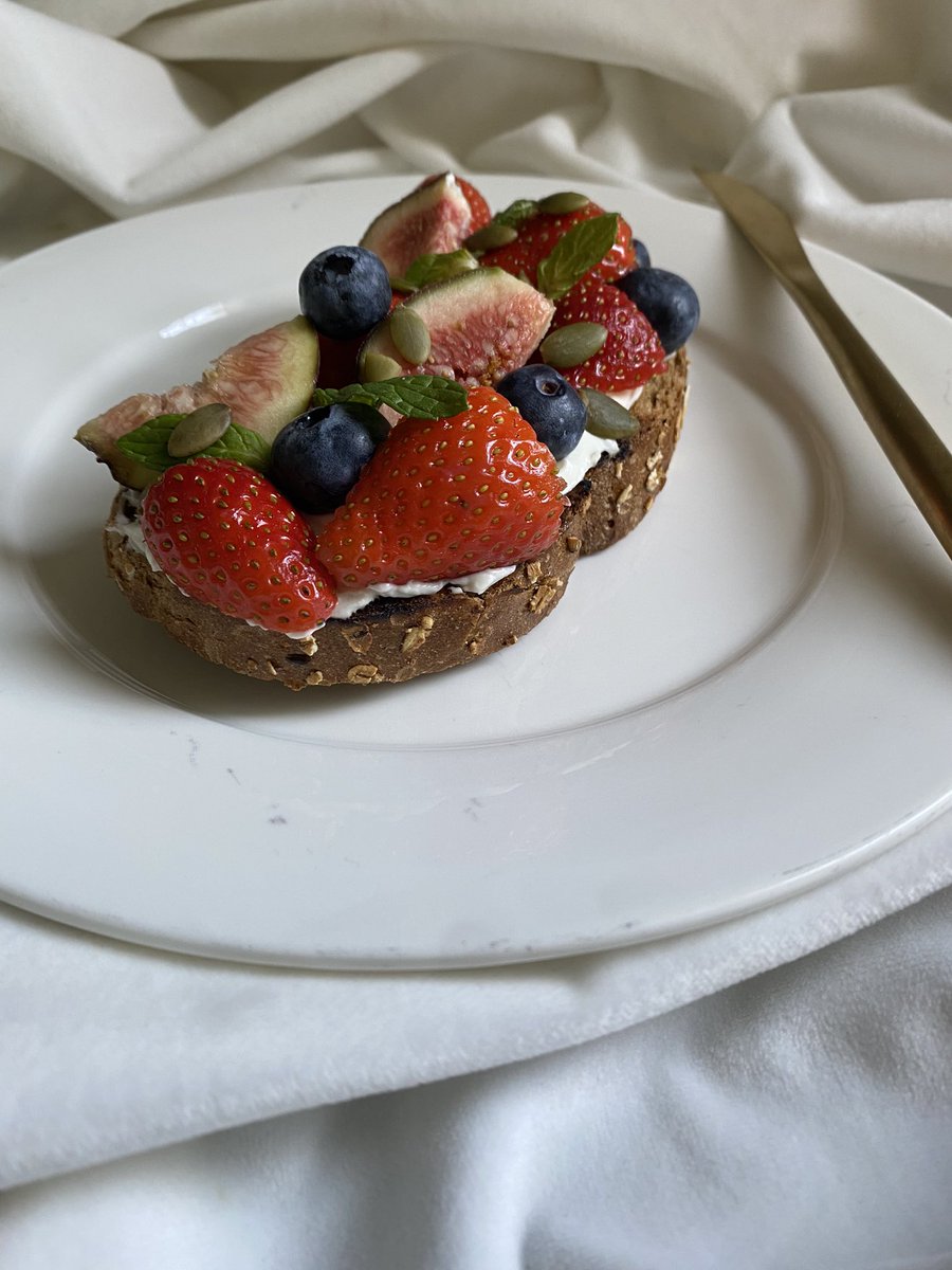 today’s colors 🍓🫐🍃