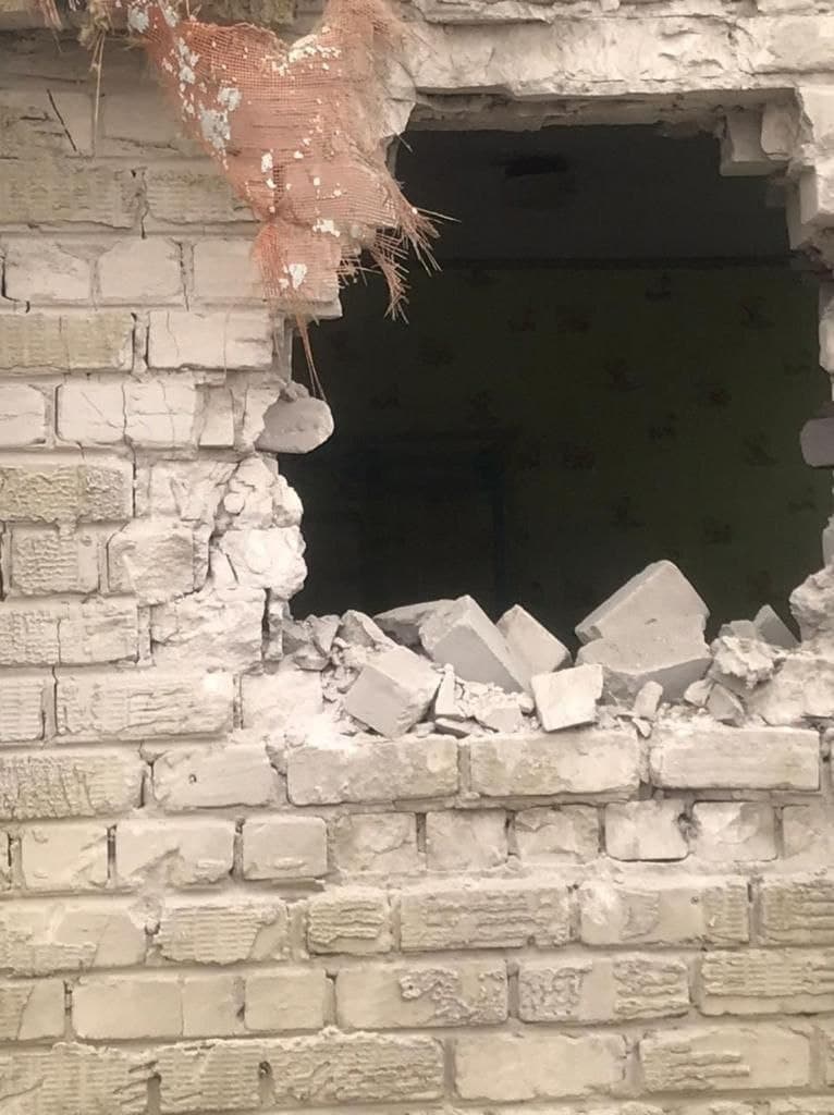 Пробитие стен. Станица Луганская детский сад. Обстрел детского сада в станице Луганской. Попадание снаряда в стену. Попадание снаряда в дом.