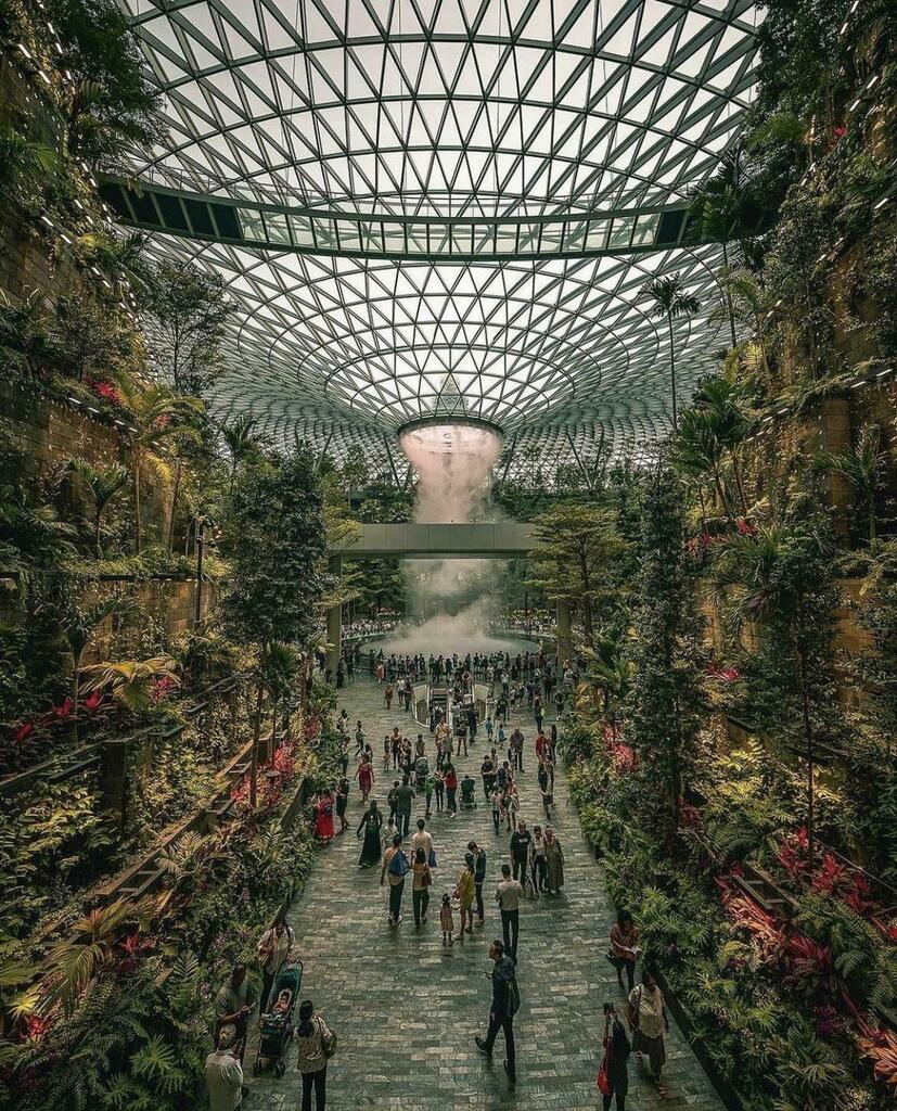 sfwpornnetwork's tweet photo. 🏗️[#InfrastructurePorn] Singapore airport interior looking like Logan’s Run
🔗 https://t.co/0q4KsvOvvz https://t.co/fVjpPkym8f