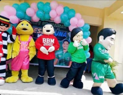 ShowbizBro's tweet photo. Ang galing may mascot ni Marcos. Pero sino yung nakapulang BBM 2022 hoodie? https://t.co/Ab8X6aqjxr