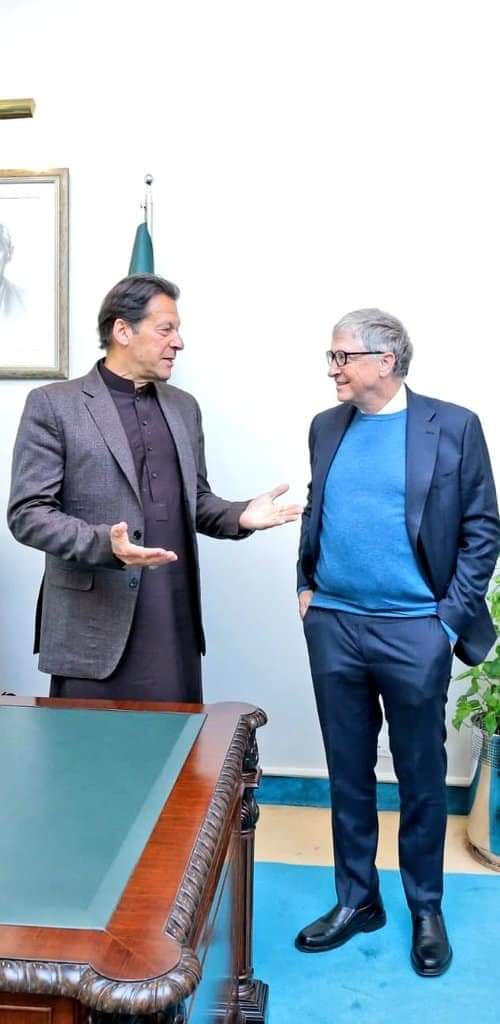 Equateall's tweet photo. #BillGates meets #ImranKhan to know who came up with "apne ghabrana nahi hai"! #WindowsBluescreen or ImranKhan? 

 https://t.co/27DMKR2ve4
