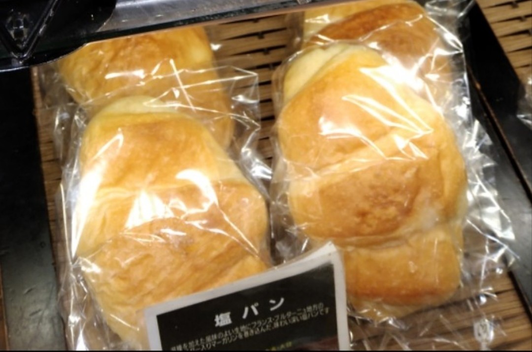 breadfirst123's tweet photo. 今日はイズミヤで100円パン♪

【塩パン】

久しぶりに塩パン食べました！
シンプルな味わいだけど見た目も大きくて満足です。 https://t.co/iKVrBm83Cw