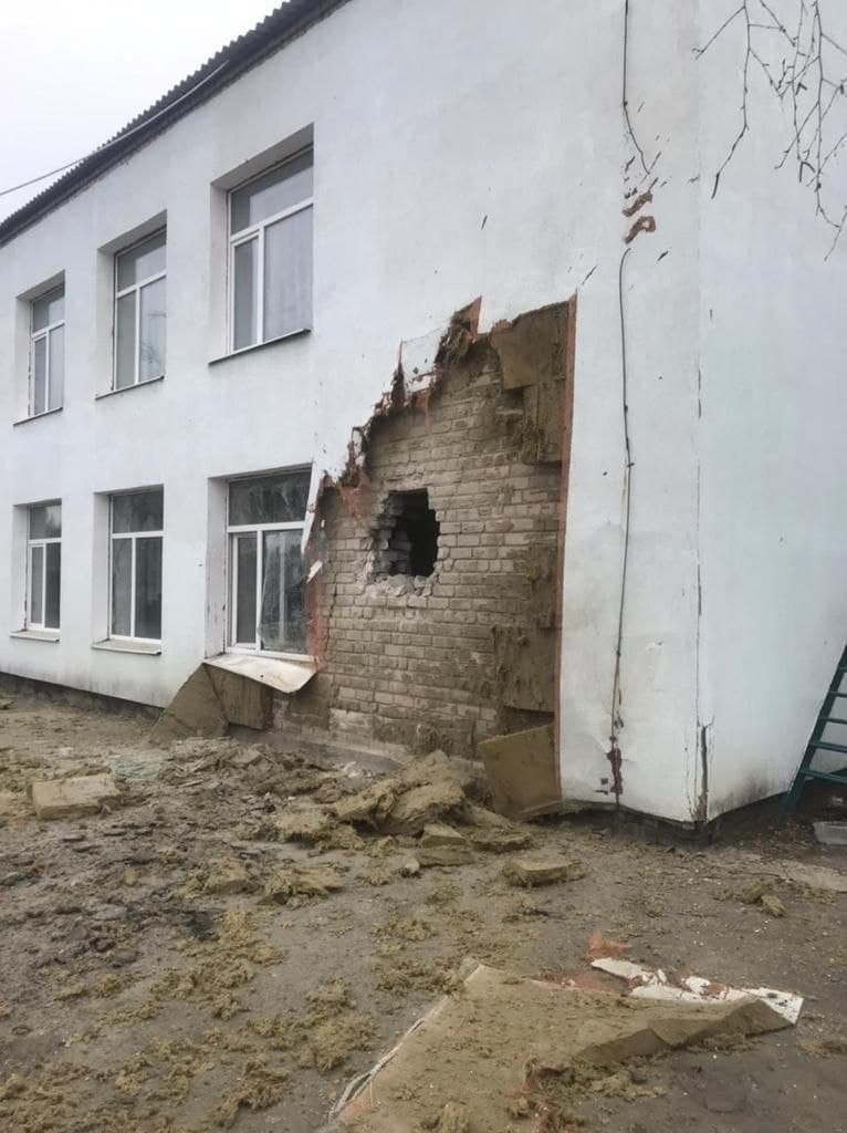 Liveuamap's tweet photo. Russian forces targeted kindergarten in Stanitsa Luhanska this morning https://t.co/VOolQaWO5A via @hochu_dodomu #Ukraine https://t.co/xWLEBkQdXW