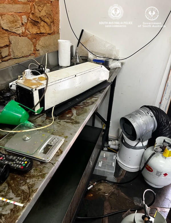 j_clic's tweet photo. Sophisticated #methylamphetamine clandestine laboratory located in Australia. Expected to take two days to safely dismantle the laboratory.
https://t.co/naXcOYXUOu https://t.co/F2HfnxBVLe