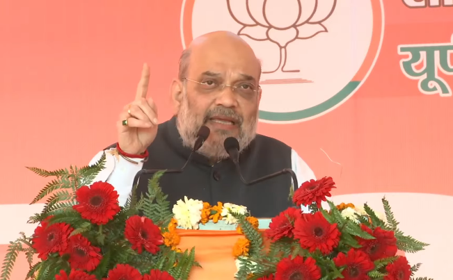 सबसे पहले मैं करहल वालों से मन से पूछना चाहता हूं कि आप चाहते हैं कि मोदी जी के नेतृत्व में 300 से ज्यादा सीट के साथ भाजपा की सरकार बनें।

इसके लिए 300 सीट का काम एक ही सीट से हो सकता है।

आप करहल में कमल खिला दीजिए, पूरे यूपी से सपा का सूपड़ा साफ हो जाएगा।

- श्री <a href="/AmitShah/">Amit Shah</a>