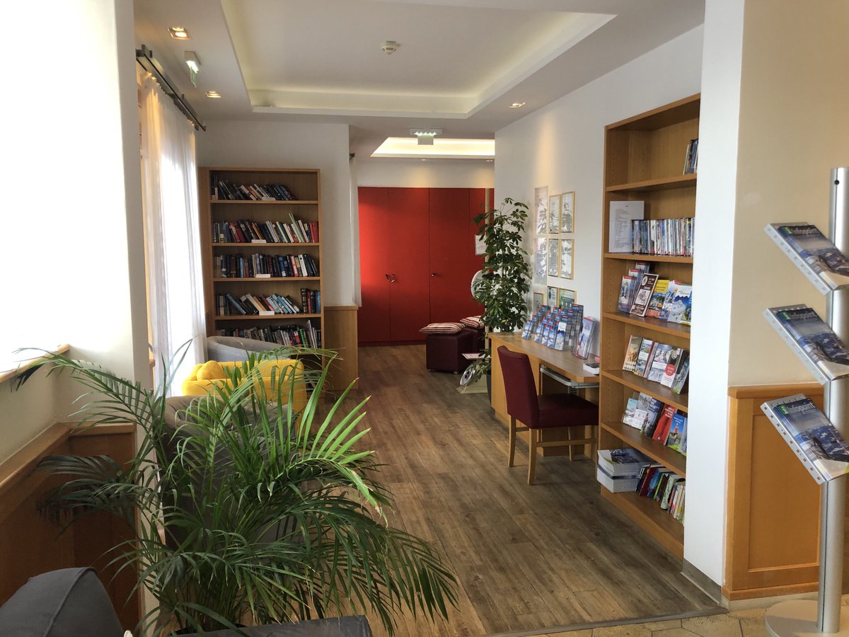 IulianaGal1's tweet image. Lobby #relaxing #AlpineClub 🏔❄️📚#readingarea #books #Schladming