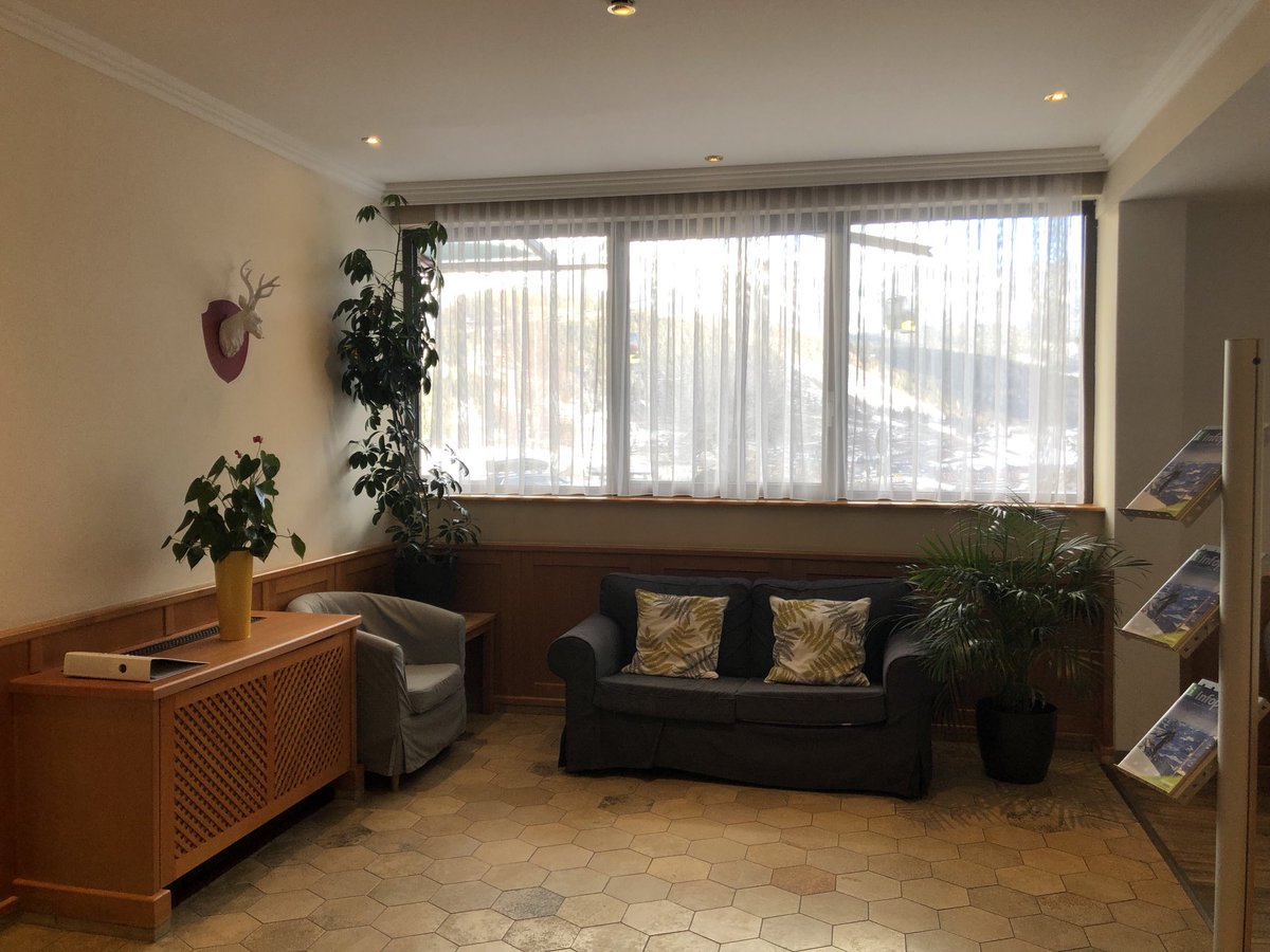 IulianaGal1's tweet image. Lobby #relaxing #AlpineClub 🏔❄️📚#readingarea #books #Schladming
