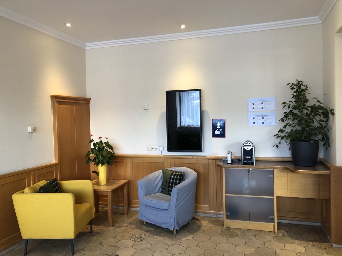 IulianaGal1's tweet image. Lobby #relaxing #AlpineClub 🏔❄️📚#readingarea #books #Schladming