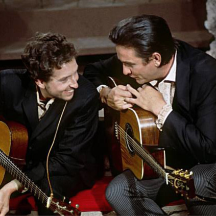 Non c'è niente al mondo che mi piace di più dello scambio di canzoni con un amico o gruppo di amici, tranne forse farlo con la propria famiglia..#JohnnyCash 

#17Febbraio '69, #BobDylan registra con Cash #GirlFromTheNorthCountry. Il brano apparirà nell'album #NashvilleSkyline.