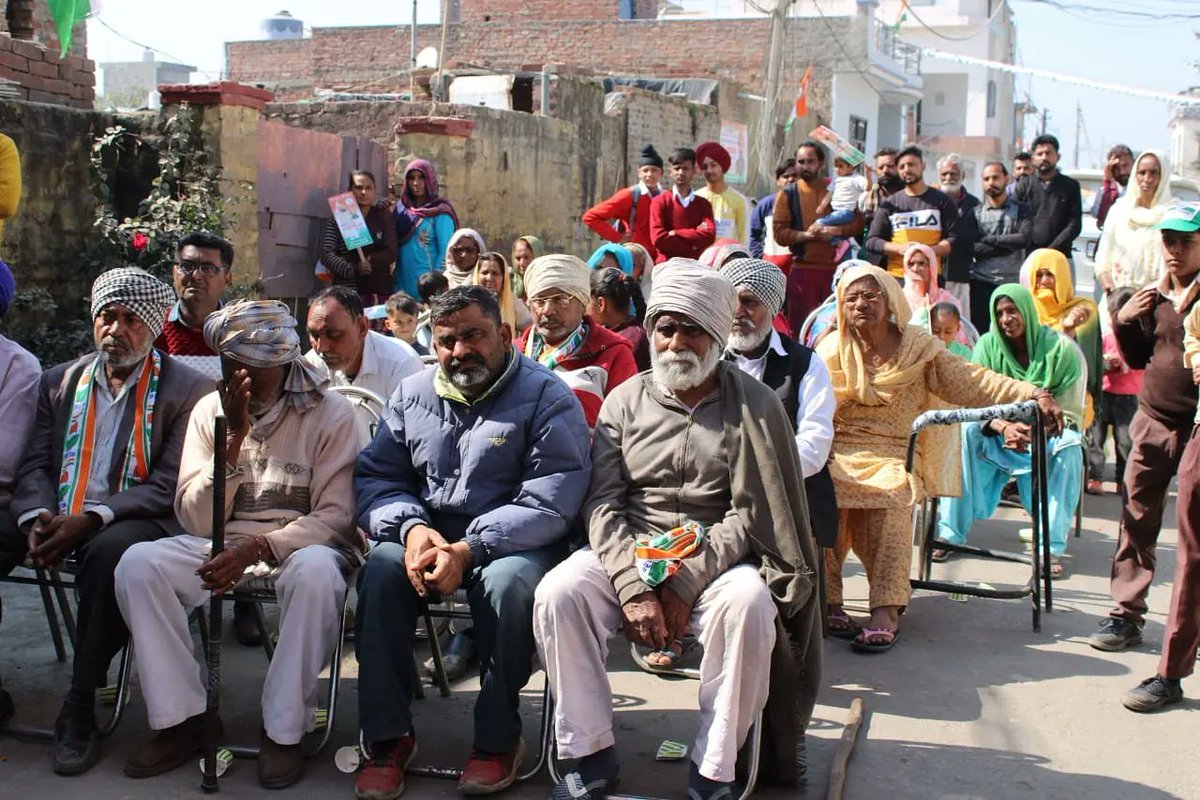 ਬਾਦਲਾ ਬਾਜ਼ੀਗਰ ਬਸਤੀ ਵਿਖੇ ਹਰ ਵਰਗ ਦੇ ਲੋਕਾਂ ਨੇ ਵੱਡੀ ਗਿਣਤੀ ਵਿੱਚ ਕਾਂਗਰਸ ਟੀਮ ਦਾ ਸਵਾਗਤ ਕੀਤਾ ਤੇ ਕਾਂਗਰਸ ਲਈ ਅਵਾਜ਼ ਬੁਲੰਦ ਕਰਦਿਆਂ ਫਿਰ ਵੋਟ ਪਾ ਕੇ ਜਿਤਾਉਣ ਦਾ ਫੈਸਲਾ ਕੀਤਾ।