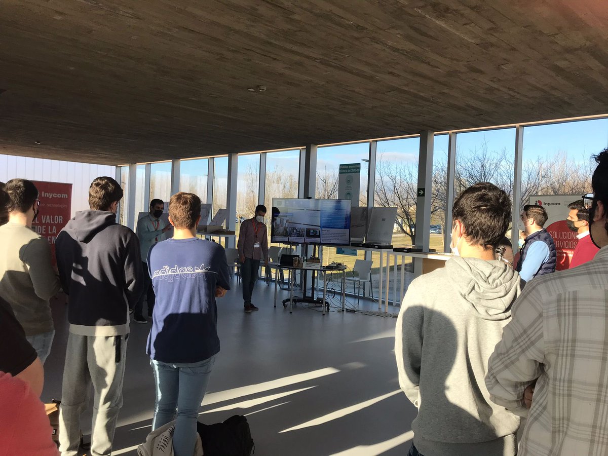 TecnologiaUSJ's tweet photo. #USJconnecta en marcha!!! Desde @Inycom explicando a nuestros alumnos su trabajo, sus propuestas y oportunidades #InformaticaUSJ #videojuegosUSJ #EARTE https://t.co/Ht0YSQzAvj