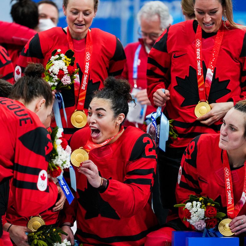 HockeyCanada's tweet photo. 📸 Golden moments. 🥇🇨🇦
 
#TeamCanada | #Beijing2022 https://t.co/NpSIRfrhaH
