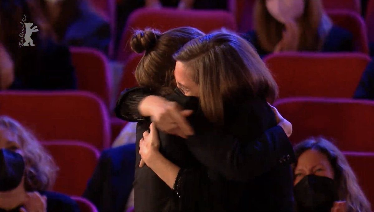 👏🏾¡Enhorabuena a Carla Simón, <a href="/maria_zeta_/">María Zamora</a> y a todo el equipo detrás de #Alcarràs!

Qué emocionante ganar el Oso de Oro @berlinale después de tanto esfuerzo. ¡Habéis hecho historia!💜

"Es cine que nos hace mejores", escribe <a href="/luis_m_mundo/">Luis Martínez</a> 
➡️elmundo.es/cultura/cine/2…