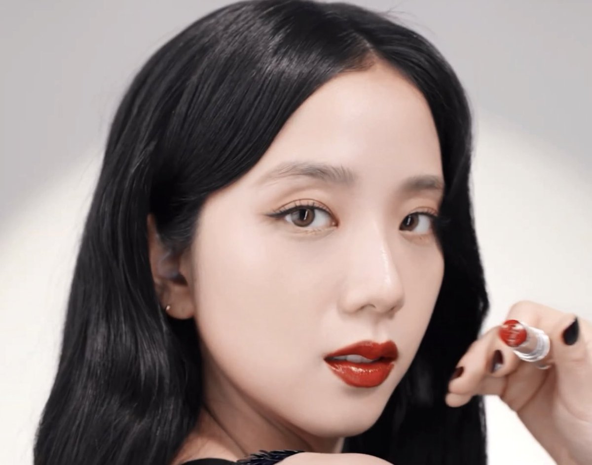 JISOO LOOKS tweet media