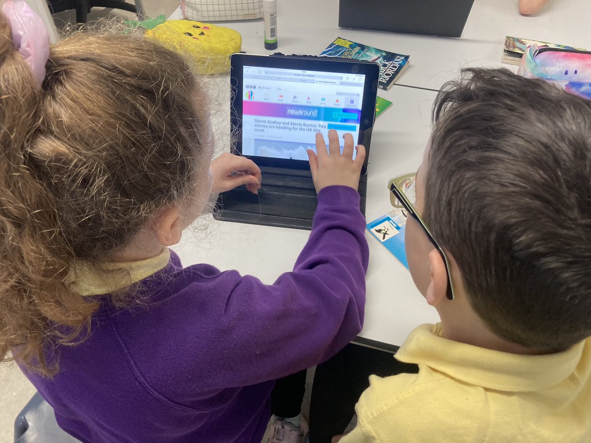 YsgolTrimsaran's tweet photo. Dyma flwyddyn 5 yn derbyn gwybodaeth wrth ymchwilio ar wefan Newsround.
Year 5 have been receiving information by researching on the Newsround website. #erthygl13 #article13 https://t.co/vLDHfPv2qL