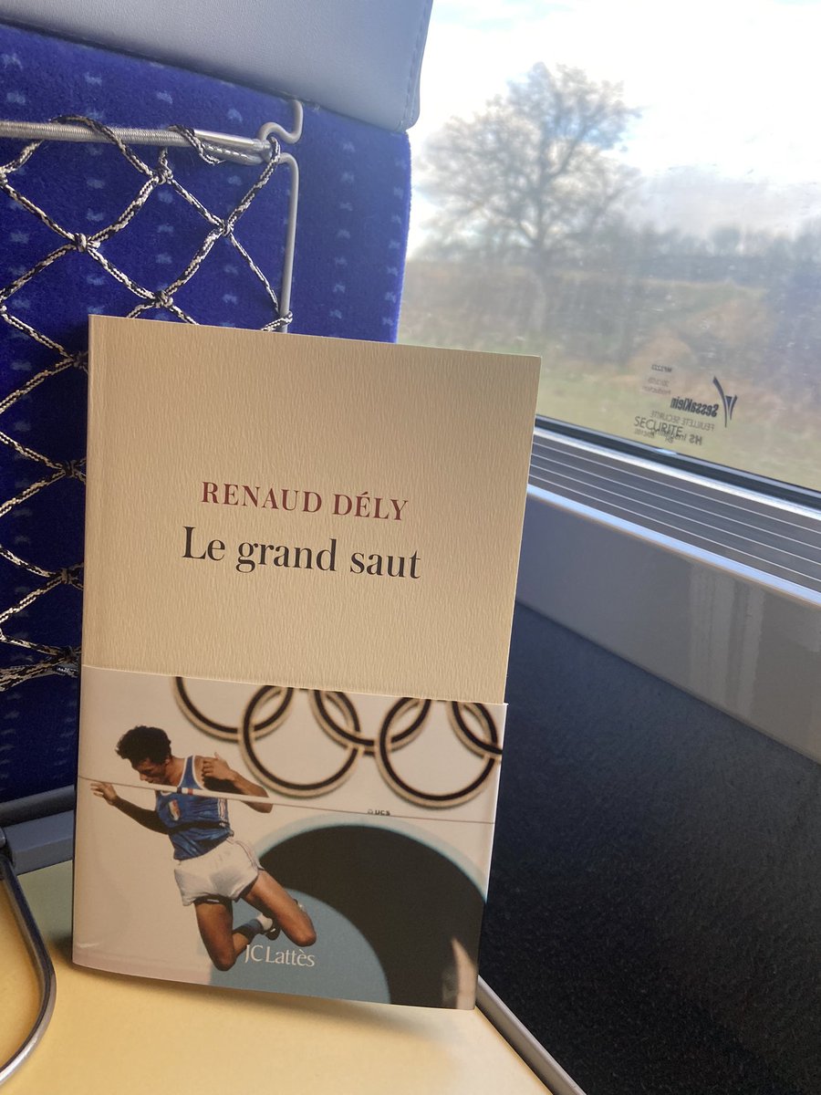 En route pour #Lausanne avec lecture du livre de <a href="/RenaudDely/">Renaud Dély</a> qui concourt pour le Prix #AntoineBlondin au salon <a href="/livreetvin/">Livre et Vin Saumur</a> 2022 😉 En attente des autres livres de la sélection 📖 et pensée pour Pierre Quinon 😇