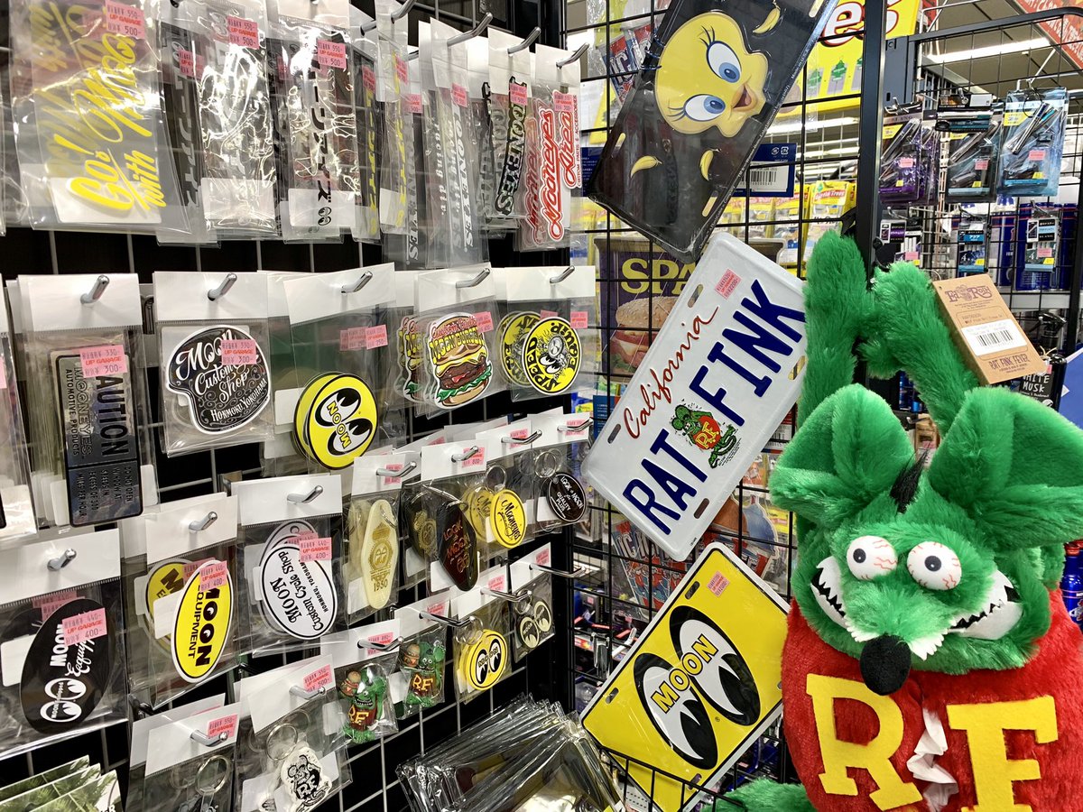 upnagaoka's tweet photo. 【MOONEYES・RATFINK】
グッズ入荷しました🇺🇸🔥

大人気のアンテナトッパーやステッカー・ナンバーフレームなど様々アイテムご用意してます‼️

オススメはモフモフ感がたまらないRATFINKのビックなティッシュケースです🐭❤️✨

ご来店お待ちしております🙆‍♂️

#ムーンアイズ
#ラットフィンク https://t.co/VMZWKh1NU3