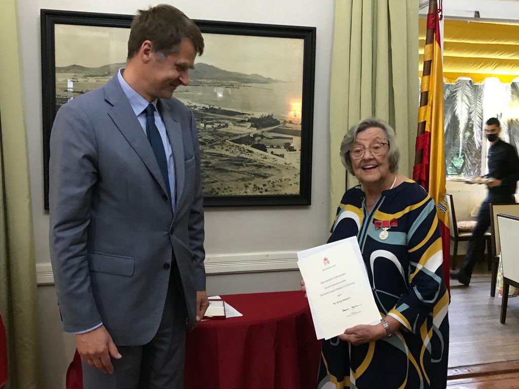 El embajador <a href="/Hughelliottuk/">Hugh Elliott</a> hizo entrega ayer de su MBE a Betty Burgess por sus servicios como voluntaria para ayudar a ciudadanos británicos en España. Todo un ejemplo de servicio y dedicación.