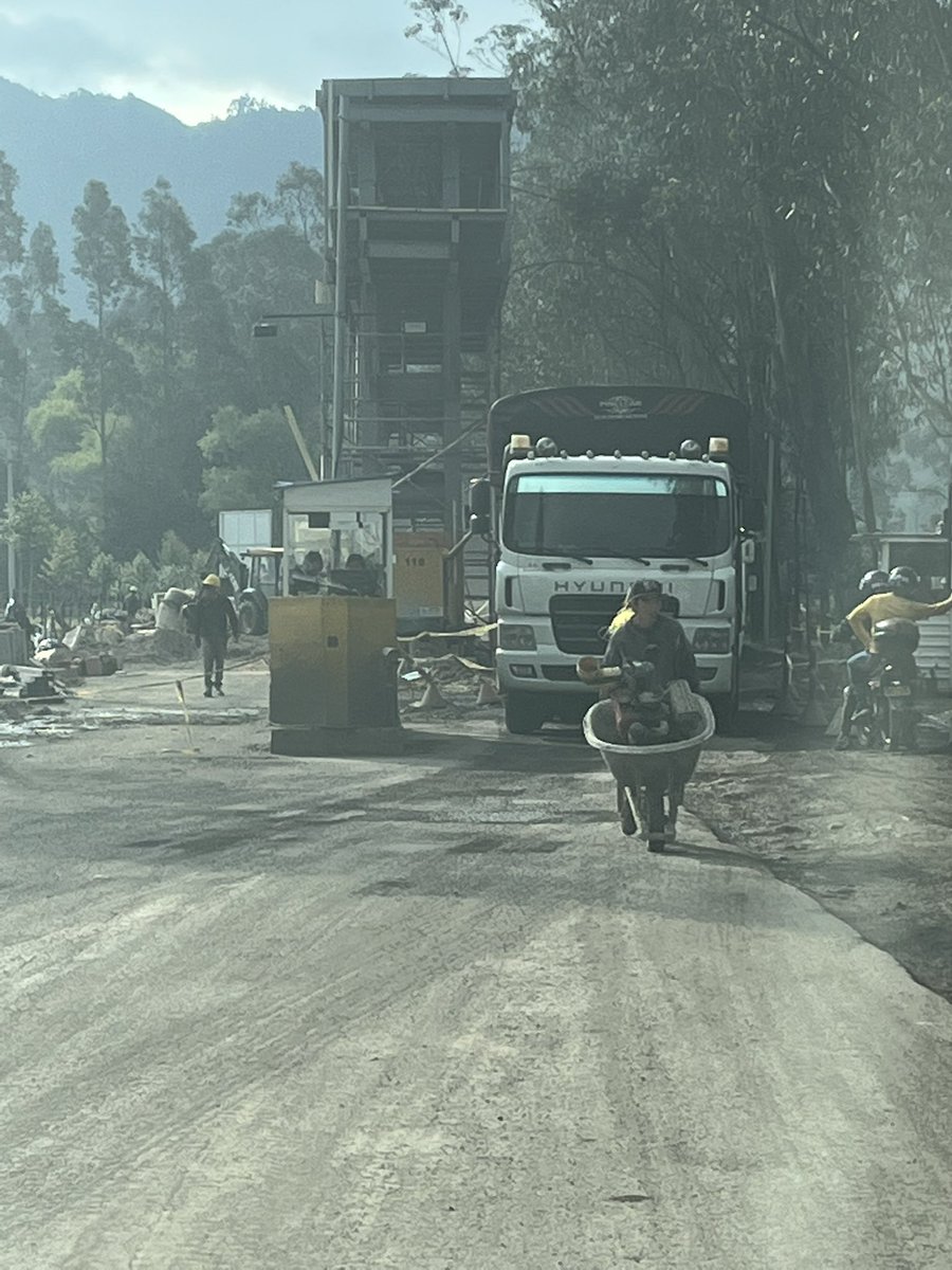 ICHelmuth's tweet photo. Definitivamente nos ven la cara en cada momento, cobran peaje en la vía ubate-lenguazaque donde tienen paso a un carril por la obra y el 80% de la vía es destapada y en muy malas condiciones @CundinamarcaGob cobren por una vía decente y que ayude a la población muy triste https://t.co/YFa0c1DDRt