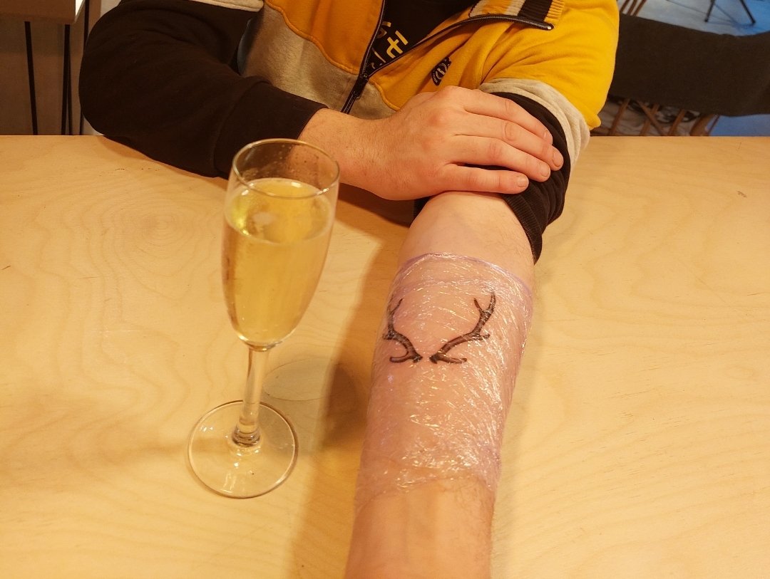 ldralpha's tweet image. Ça y est!!!!
Mon mari a sauté le pas...
Les cornes que je continue à lui faire sont gravées à jamais...
En présence d'un de mes amants 😇

Si un petit passif s'ennuie à liège, qu'il vienne me trouver 😛

#gaycuckold #gayliege #gay