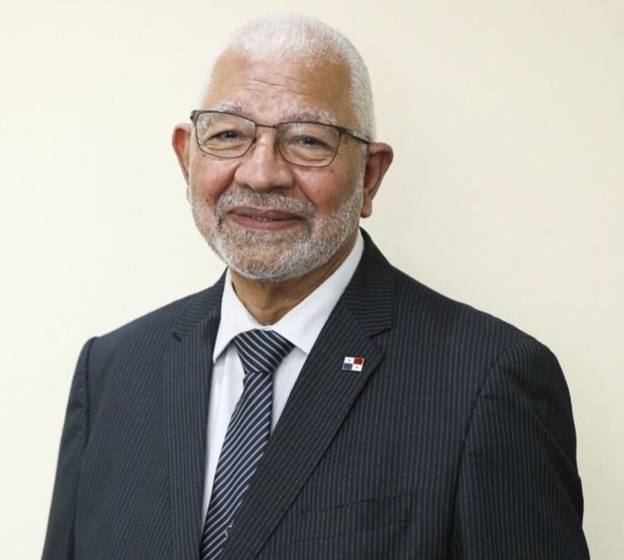 Destaco de forma muy positiva que el Presidente Laurentino Cortizo Cohen haya designado al catedrático Luis Navas Pajaro como miembro de la Junta Directiva de la Autoridad del Canal de Panamá.
El profesor Navas es catedrático de Relaciones Internacionales de nuestra Universidad.