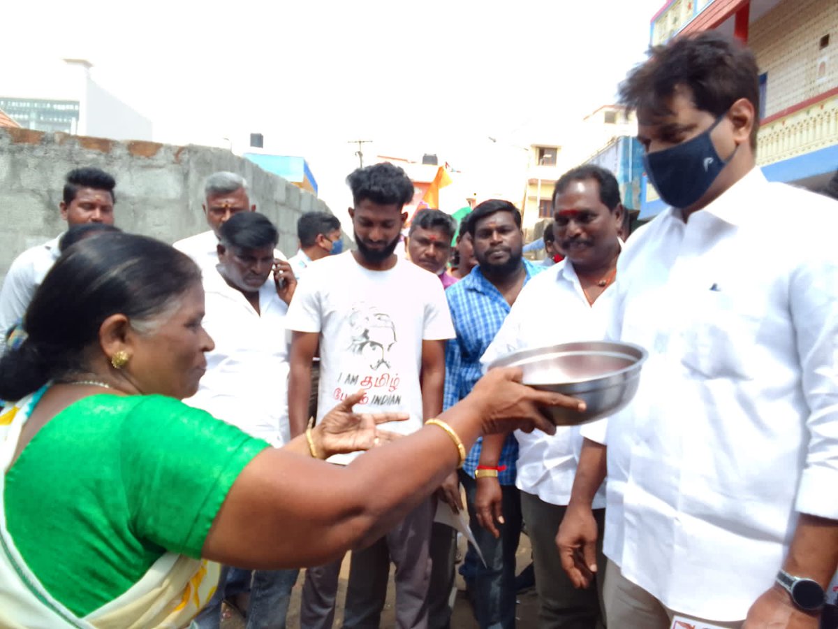 ATheerthy's tweet photo. வட சென்னை பாராளுமன்ற உறுப்பினர் மரியாதைக்குரிய அண்ணன் திரு கலாநிதி வீராசாமி அவர்கள் மதசார்பற்ற முற்போக்கு  கூட்டணியின் சென்னை மாநகராட்சி 22 வது வட்ட வேட்பாளரான என்னை ஆதரித்து  கை சின்னத்திற்கு வாக்கு சேகரித்தார். @DrKalanidhiV @arivalayam @INCTamilNadu @msdiraviam https://t.co/FMGWJDA1Ou