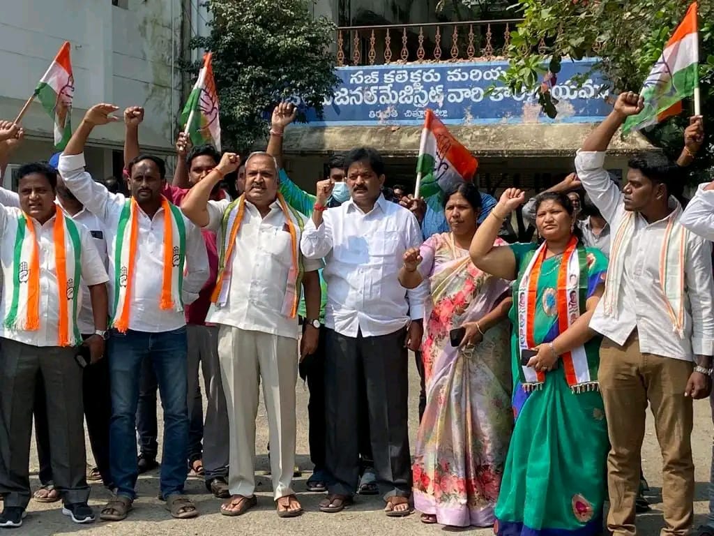 Suprajainc001's tweet photo. తిరుపతి :- ఏపీసీసీ అధ్యక్షులు Dr. సాకే శైలజానాథ్ గారి ఆదేశాలనుసారం విభజన హామీలను అమలు చేయాలని కాంగ్రెస్ పార్టీ నాయకులు RDO కి వినతి పత్రం అందించడం జరిగింది.
#APDemandSpecialStatus
#BjpCheatedAp
@congress 
@sailajanath 
@MastanValiINC 
@kcvenugopalmp 
@cdmeyyappan
@INCIndia https://t.co/z3Xafj5Gom
