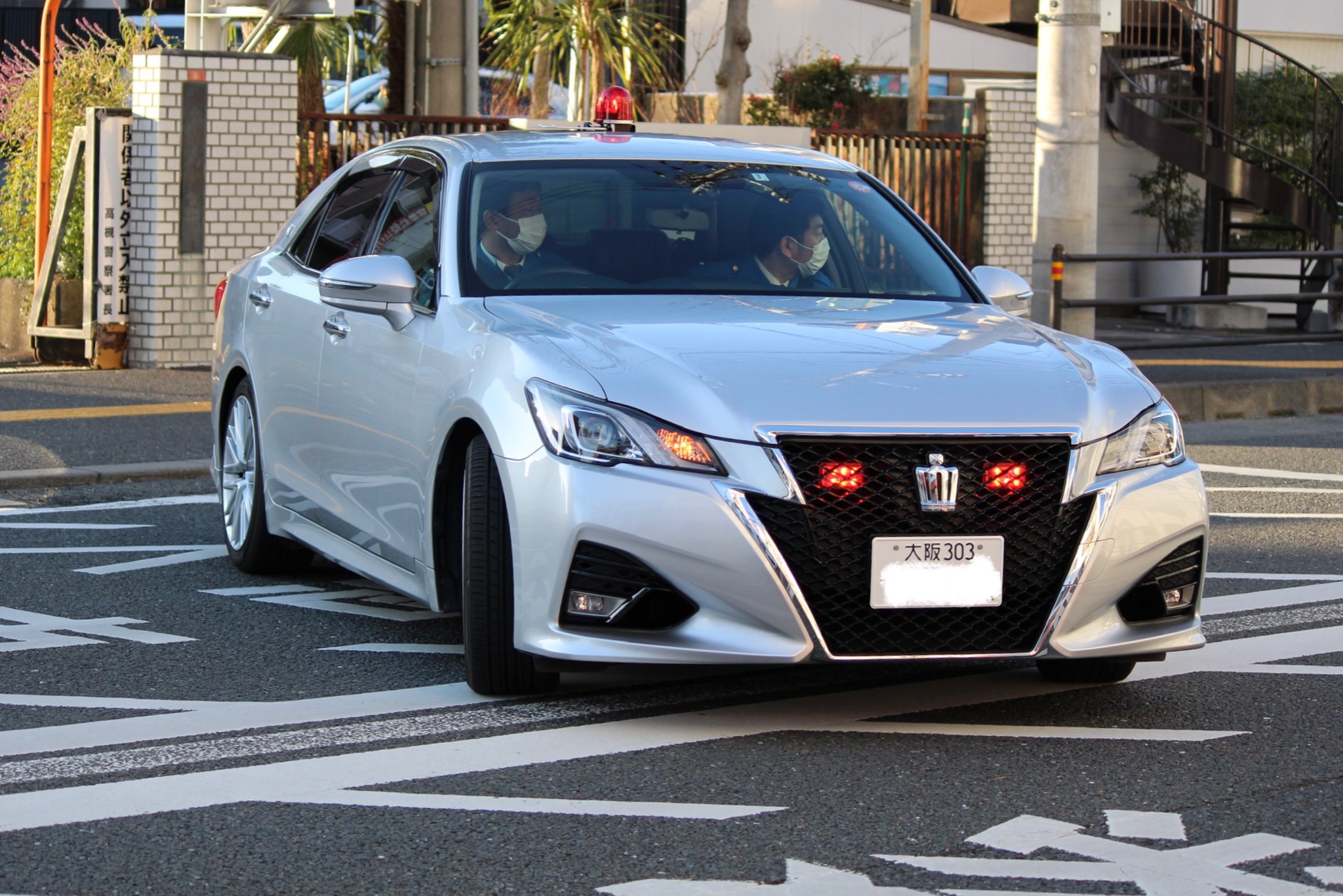 琵琶湖 池 ᕦ O Oˇ ᕤ No Twitter 大阪府警察 交通機動隊 高槻分駐所 210系クラウン 覆面パトカー 高槻交機に2台いるアスリート 覆面のうちの1台です いままで赤上げは白アスばかりだったので 銀アスの赤上げはとても嬉しい収穫です 大阪府警 クラウン クラウン