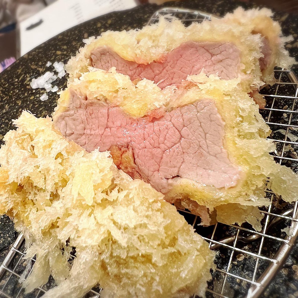 d241681's tweet photo. ⁡トンカツレストランYAMASHiRO【那覇市】

口溶けの良い衣のファーストインパクトの後、舌に吸い付くようにしっとりと柔らかい肉の旨みが押し寄せるまさに至高のトンカツです。

⁡店内の雰囲気はとても良く、店員さんの
対応も丁寧で素晴らしかったです

至高のトンカツを是非堪能してみてください https://t.co/TFDO3F9wnA