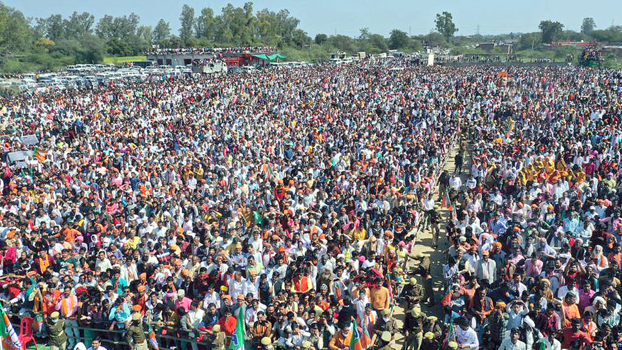 वीर भूमि झांसी की राष्ट्रवादी जनता-जनार्दन का ये अभूतपूर्व उत्साह और अनुपमेय समर्थन भाजपा की प्रचंड विजय सुनिश्चित कर रहा है।

यहां 'परिवारवादी' पस्त और 'दंगावादी' संकटग्रस्त हैं। 

धन्यवाद झांसी!