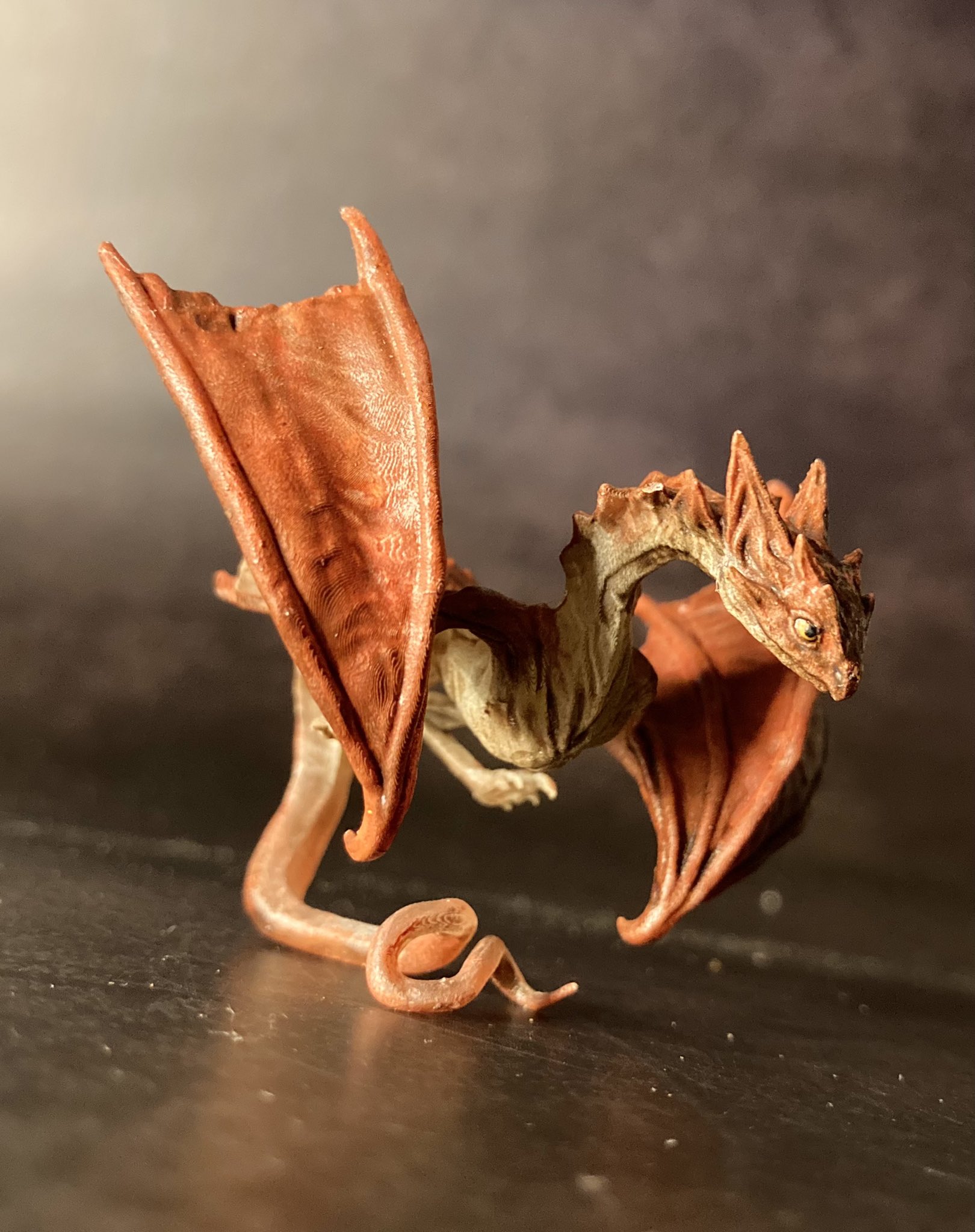 تويتر イササ ワンフェス8 02 11 على تويتر 指乗りワイバーンきました ドラゴンの鱗感強い造形とは違い今回は革っぽい感じになってます 変わらず尻尾で自立もします サイズはドラゴンの方と変わらないのですが 翼が広い分大きく見えます 指乗りドラゴン