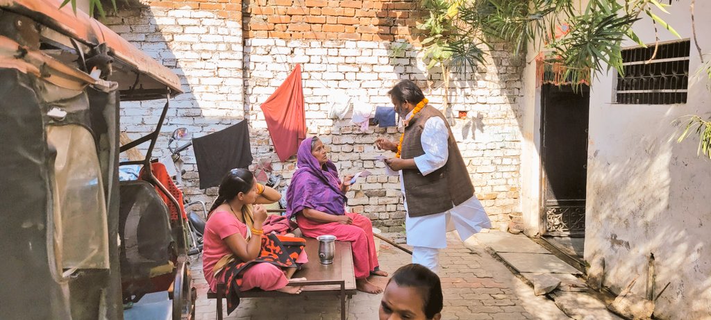 anuppandey4bjp's tweet photo. श्मशान , कब्रिस्तान की बात करने ��ाले आज बिजली की बात करने लगे यही जीत है केजरीवाल मॉडल की, हम मुद्दों की बात करते हैं वो किसी तरीके से सरकार बनाने की बात करते हैं। 
आज शहर उत्तरी विधानसभा में निर्��ीक प्रत्याशी अमित श्रीवास्तव त्यागी जी को जिताने के लिए डोर टू डोर जाकर अपील किया। https://t.co/P0AmaSngic