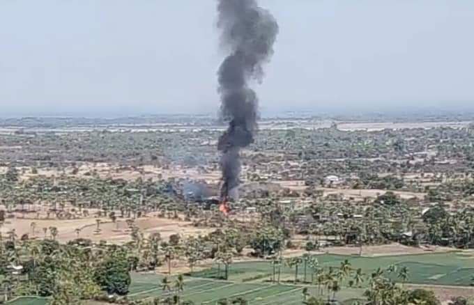 Warning // Fire 🟥

In Sagaing's Yinmabin Twp: #MyanmarMilitaryTerrorists invaded the Vlgs and set on fire the people's houses at around 2:30 PM on Feb 17. Locals were forced to flee.

#2022Feb17Coup #WarCrimesOfJunta #WhatsHappeningInMyanmar